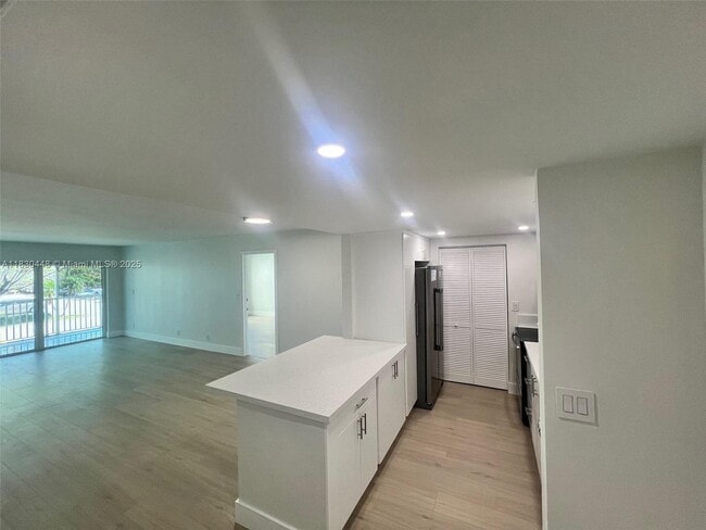 Building Photo - 100 Lakeview Dr
