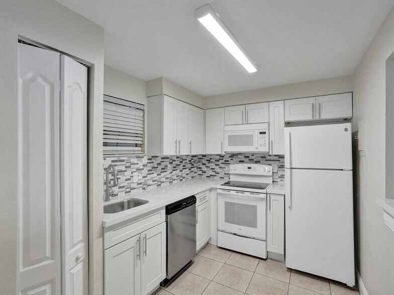Building Photo - 4205 N University Dr
