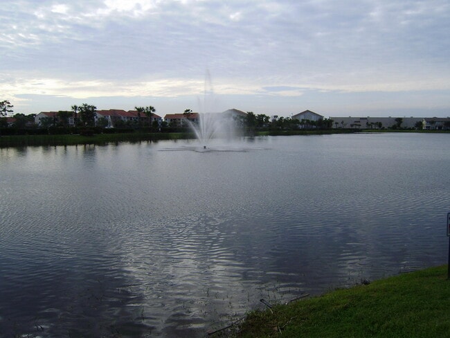 Building Photo - 883 Millbrae Ct