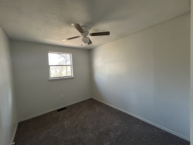 Building Photo - 418 S Carbon Ave