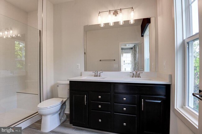 Building Photo - 135 Wake Robin Ct