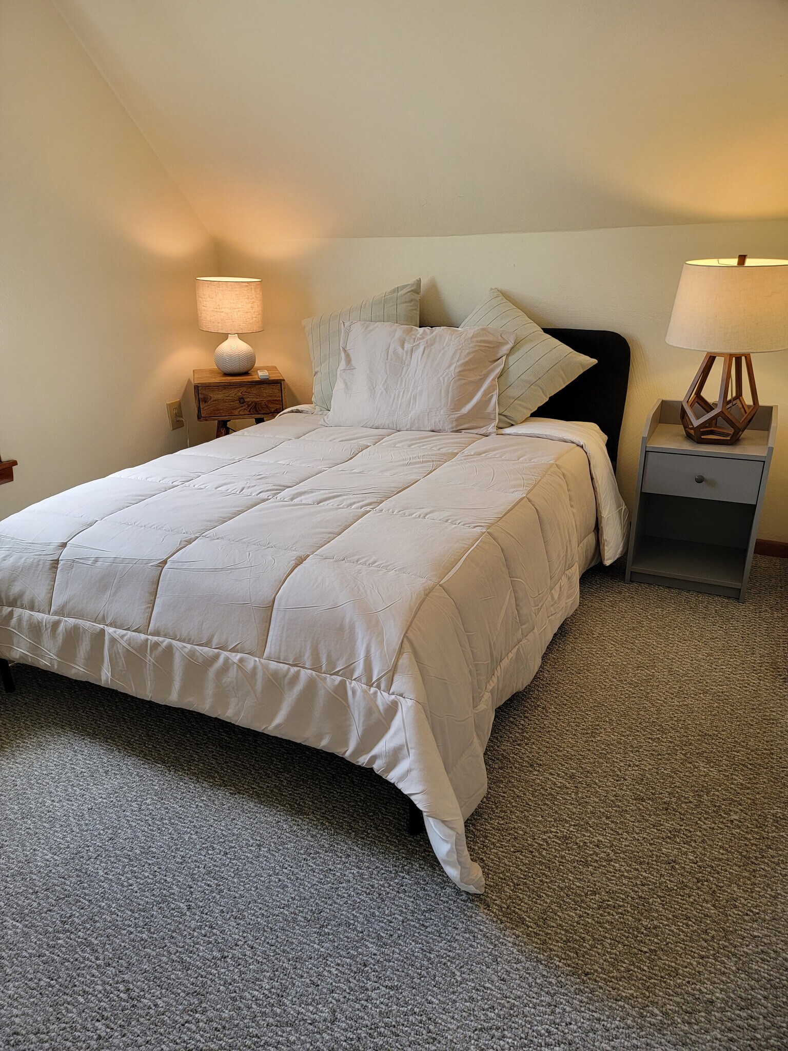 Bedroom Queen Size Bed - 5517 Claybourne St