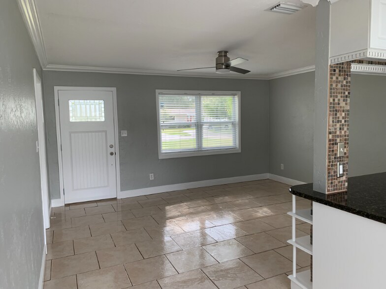 Building Photo - 421 42nd Ave NE