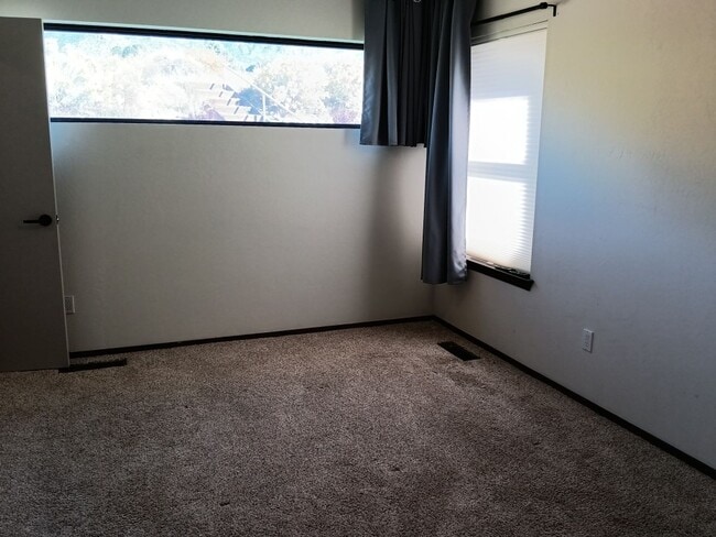 Building Photo - 4 Bedroom, 3 Bathroom Home! Schedule a Showing!!