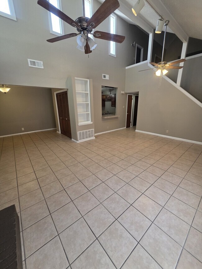 Building Photo - 2 story townhome, 3 bed 2 bath