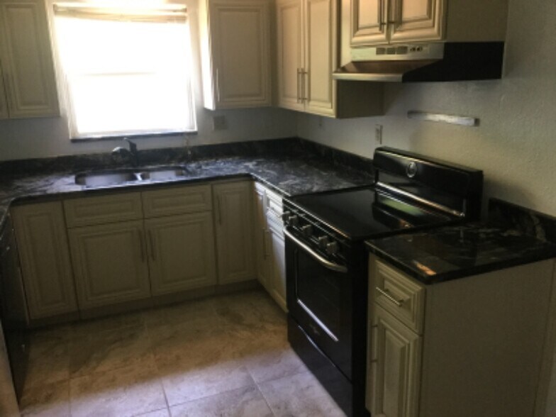 Building Photo - 10924 124th Ave N