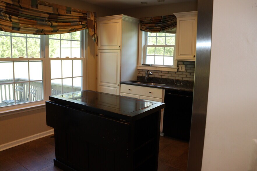 Building Photo - 323 Country Club Dr