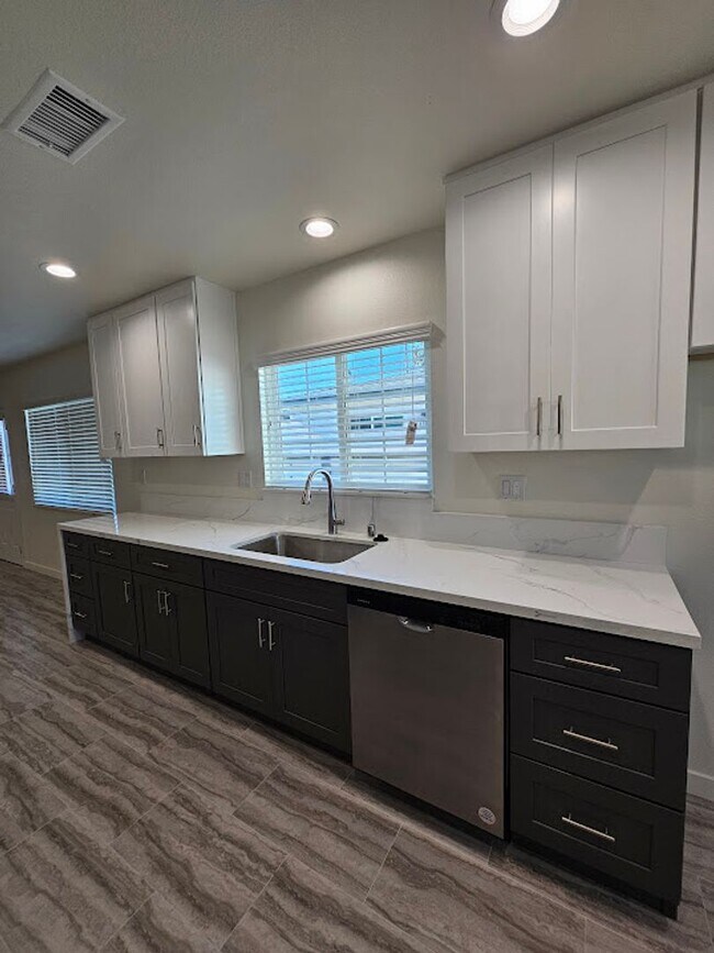 Building Photo - Newly Remodeled 2 Bedroom with MOVE IN SPE...