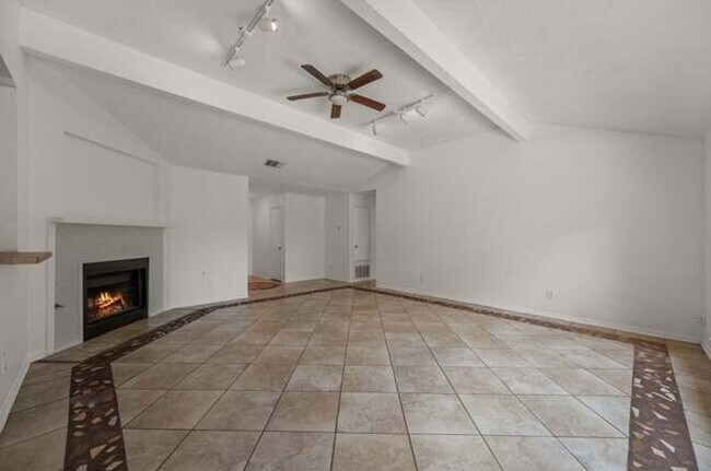 Building Photo - 4 Bedroom Single Family Home in Pflugerville