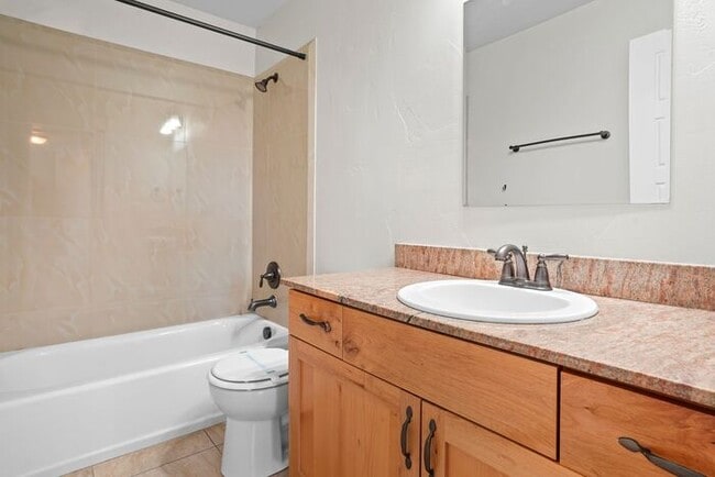 Building Photo - Spacious 3 Bed 3.5 Bath Townhome in Murray...