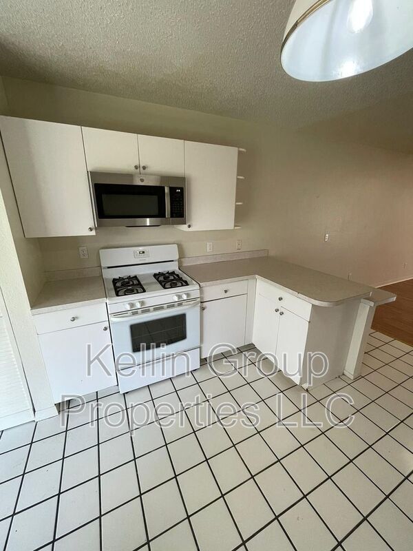 Building Photo - 161 Rebecca Dr NE