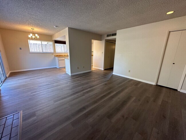 Building Photo - COL370