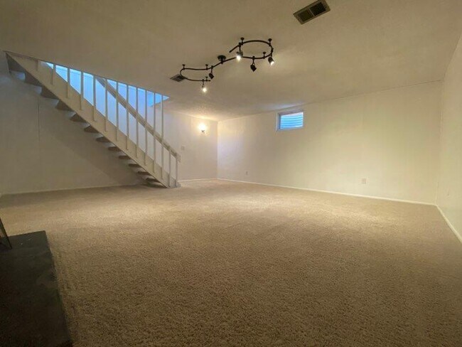 Building Photo - End Unit Townhome for Rent-move in ready O...
