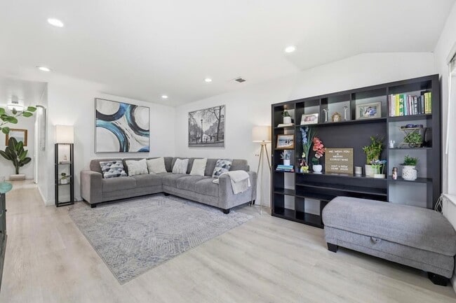 Building Photo - 1714 Woodridge Way