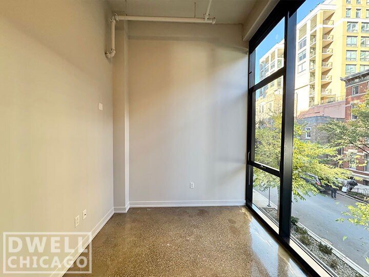 Building Photo - 640 N La Salle Dr