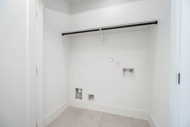 Building Photo - 313 N Nagle St