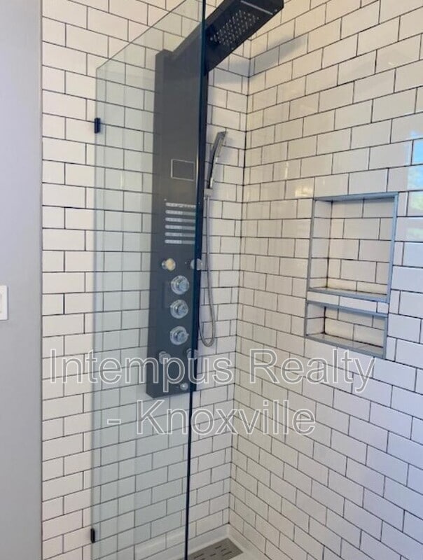 Building Photo - 2308 E 5th Ave