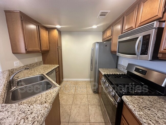 Building Photo - 208 Riverdale Ct