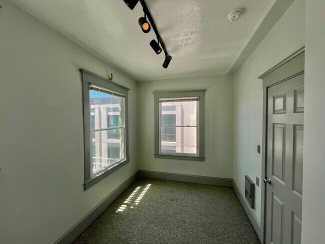 Building Photo - Luxurious Condo Living in Prime Cow Hollow...
