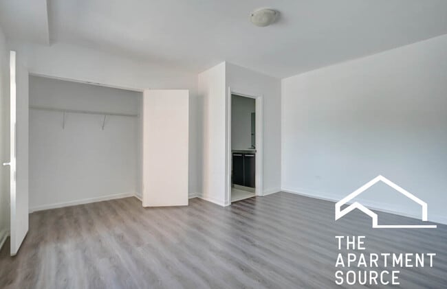 Building Photo - 1544 W Glenlake Ave