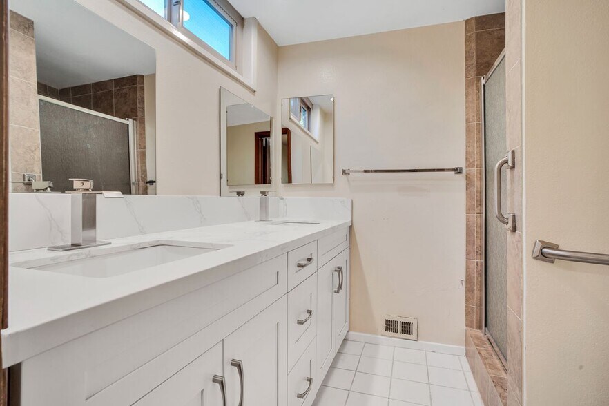 Building Photo - 15470 Longbow Dr