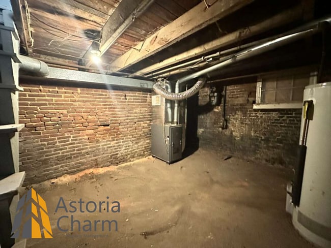 Building Photo - 1 Bedroom Plus Den Rowhome on Kuper Place