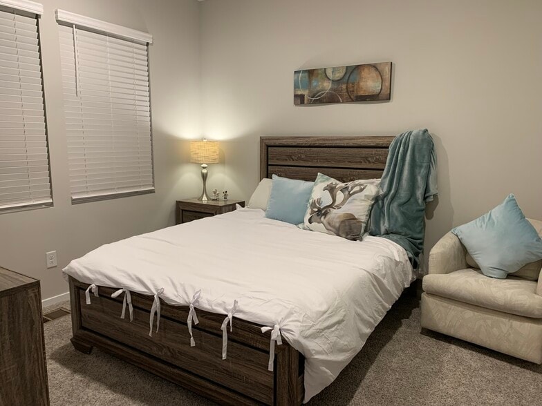 Queen in Master - 3242 N Stanley Rd