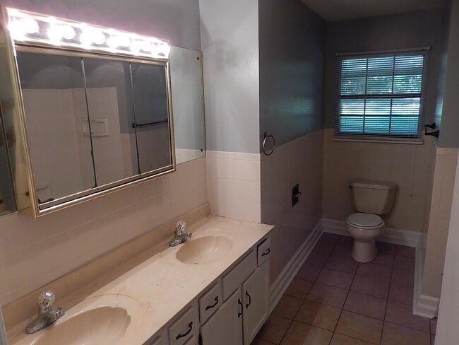 Building Photo - 1903 Skyland Dr