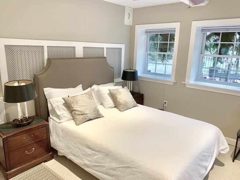 queen bed - 3828 Cathedral Ave NW