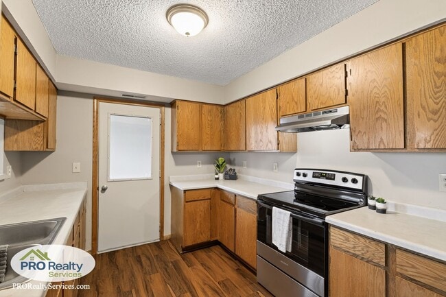 Building Photo - 3 Bedroom End Unit Townhouse