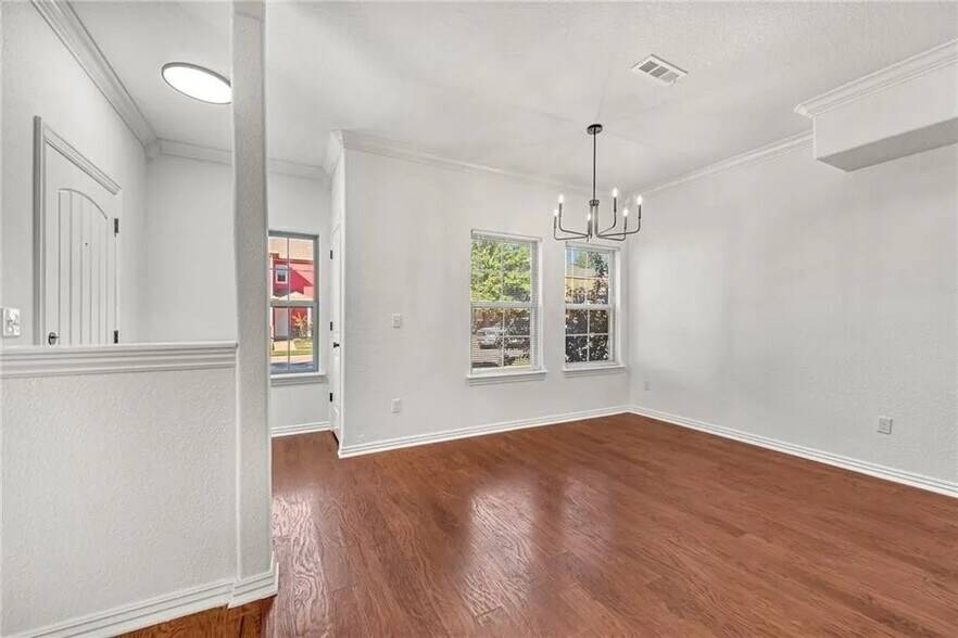 Shared Dining Main Floor - 754 N Wordsworth Ln