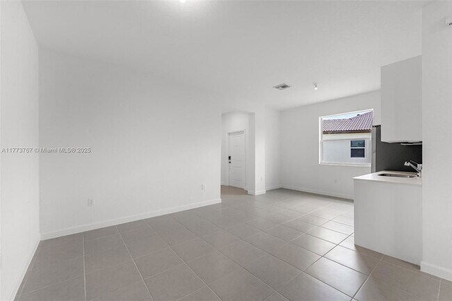 Building Photo - 2700 SE 23rd Ave