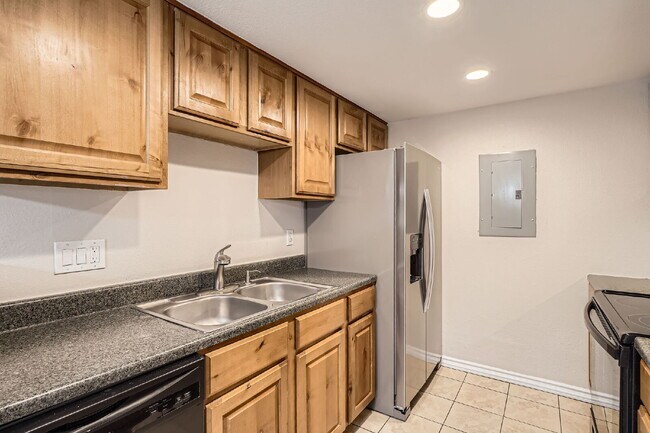 Building Photo - Spacious 1,177 sq ft 3-Bed / 2-Bath Condo ...