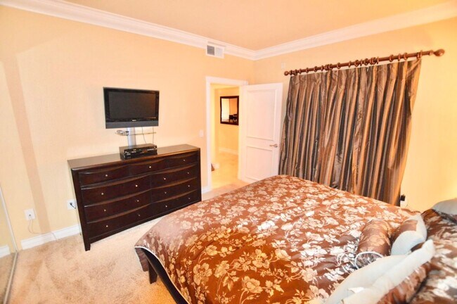 Building Photo - Meridian Luxury 1 Bed/1Bath Condo in Resort Style Community.