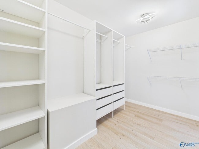 Building Photo - 2521 Lancelot Dr SE