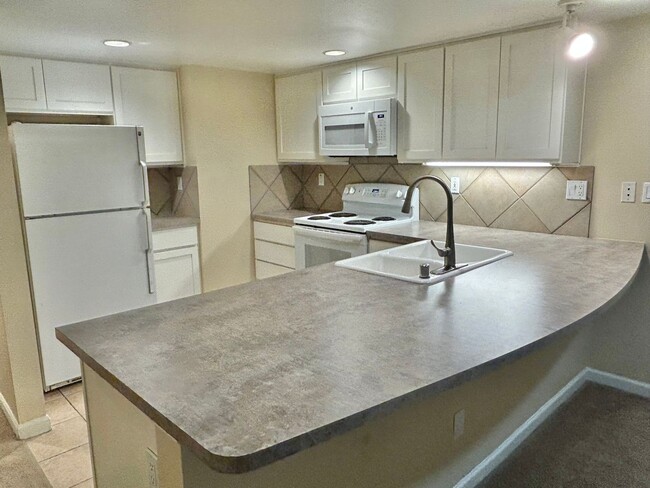 Building Photo - Lovely Ballard Condo w/ Plenty Space! Avai...