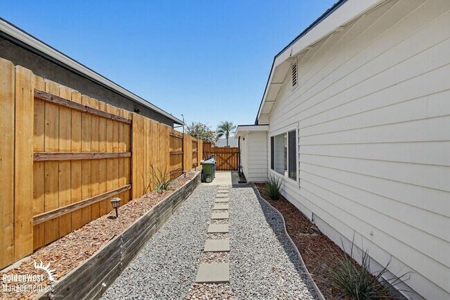 Building Photo - Captivating 3Bdm 2Ba Home in the Carlton Oaks/West Hills area of Santee!