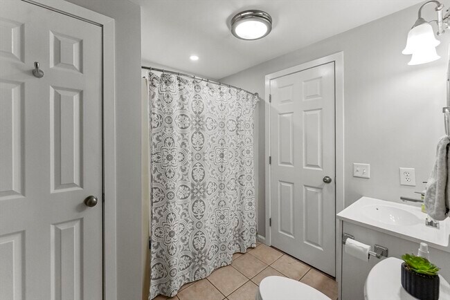 Building Photo - 18 Westcliff Dr