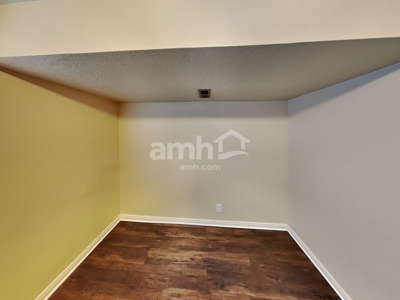 Building Photo - 4525 W Lake Breeze Ln