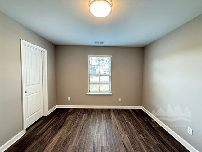 Building Photo - Welcome to this spacious 4 bedroom, 3 bath...