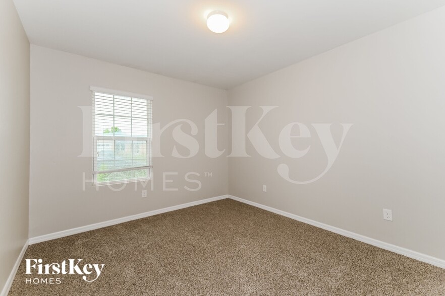 Building Photo - 614 SW 25th Ln