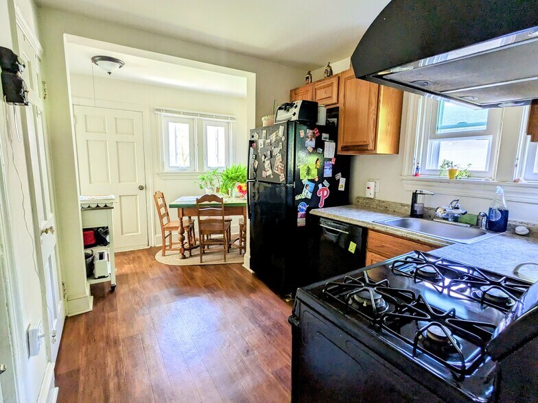 Building Photo - 920 E Railroad Ave