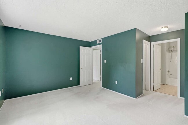 Building Photo - Lakeside End-Unit Condo Near Metro Convenience