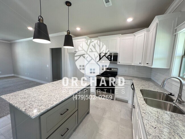Building Photo - Single Family Home - Open-Concept Cedarwoo...