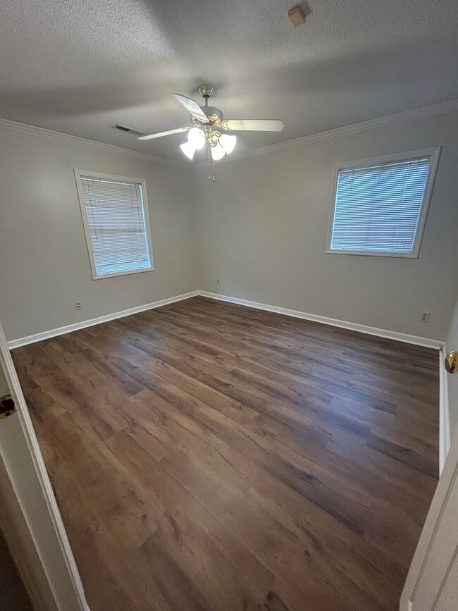 Building Photo - 4-Bedroom Gem Near Downtown Huntsville – N...