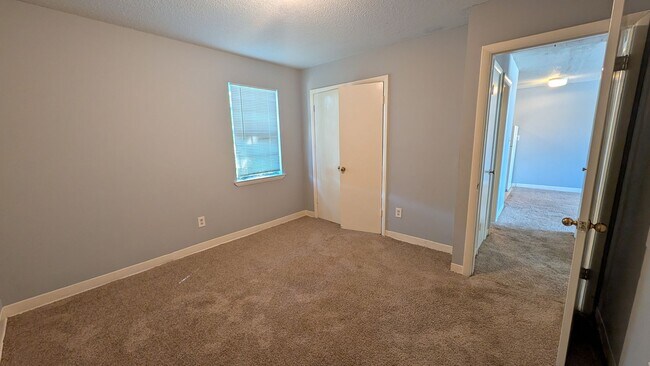Building Photo - 837 Graymont Ave W