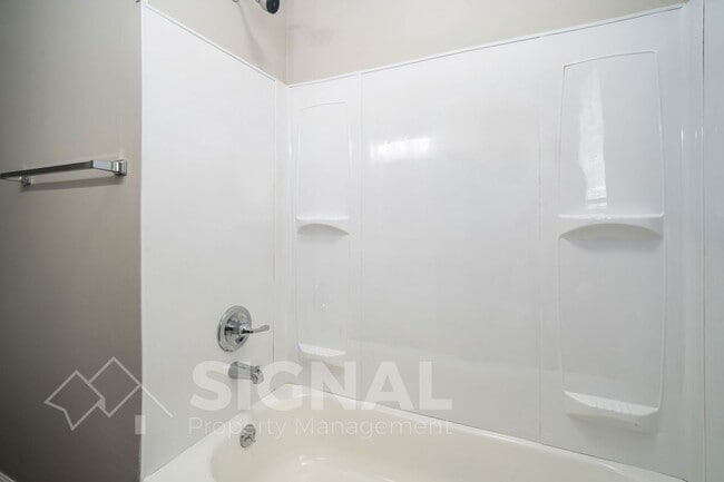 Building Photo - 3038 Highland Dr
