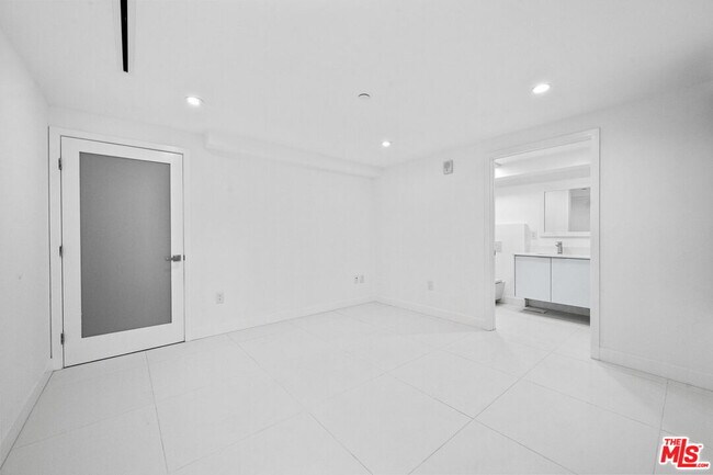 Building Photo - 621 Kings Rd