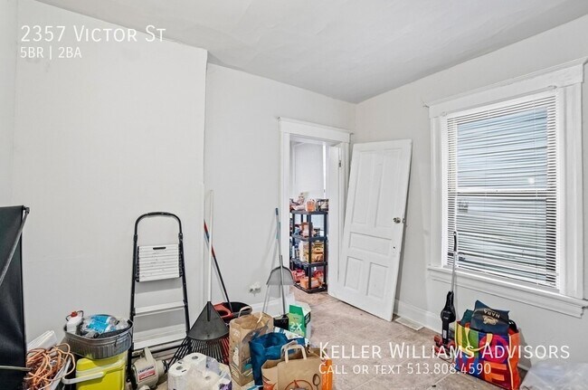 Building Photo - 2357 Victor St