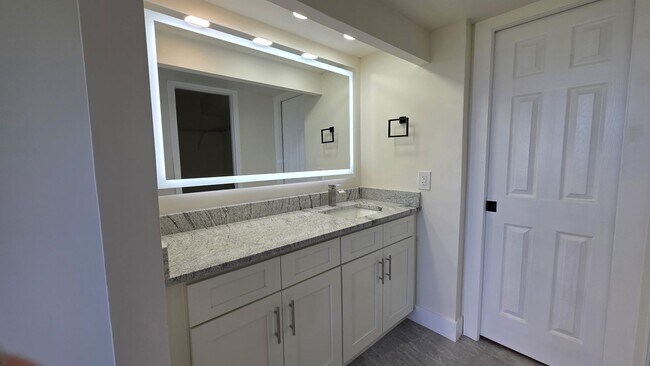 Building Photo - 2618 Cove Cay Dr